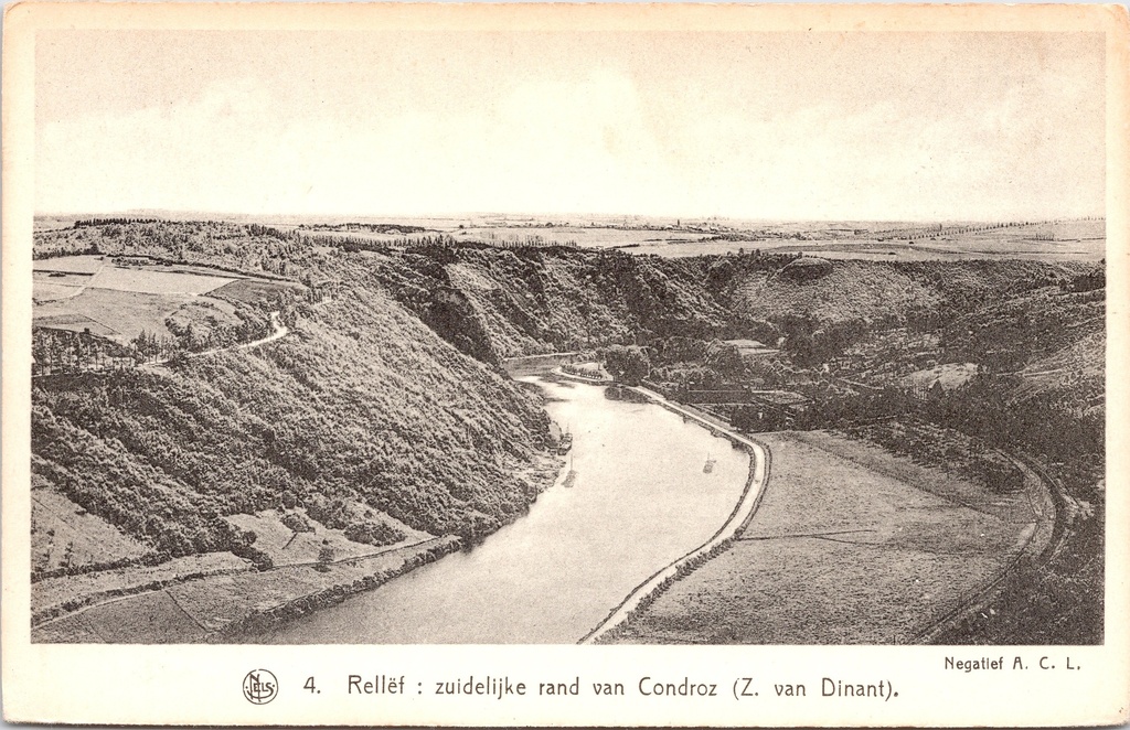 Dinant - "Rellëf: zuidelijke rand van Condroz (Z. van Dinant)" - Luchtperspectief op de Maas en heuvelranden van de Condroz ten zuiden van Dinant
