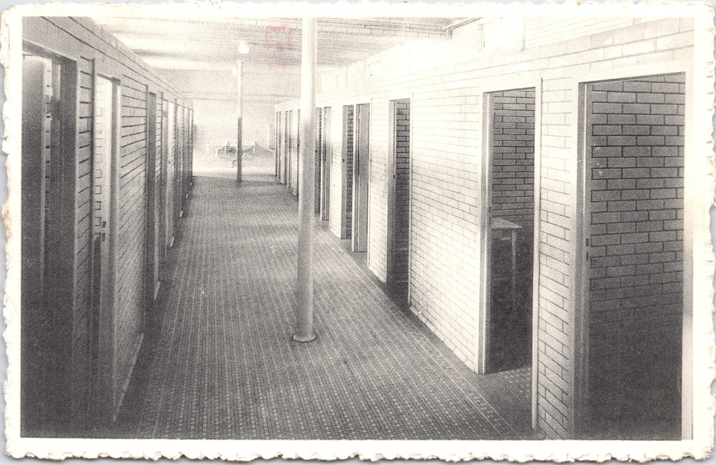 [C1887] Brugelette - "Salle de bains-douches" - Badkamer/doucheruimte van het pensionaat der Zusters van het Kindje Jezus