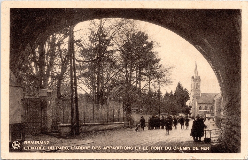 [D1749] Beauraing - "L'Entrée du Parc, L'Arbre des Apparitions et le Pont du Chemin de Fer" - Parkingang, verschijningsboom en spoorwegbrug