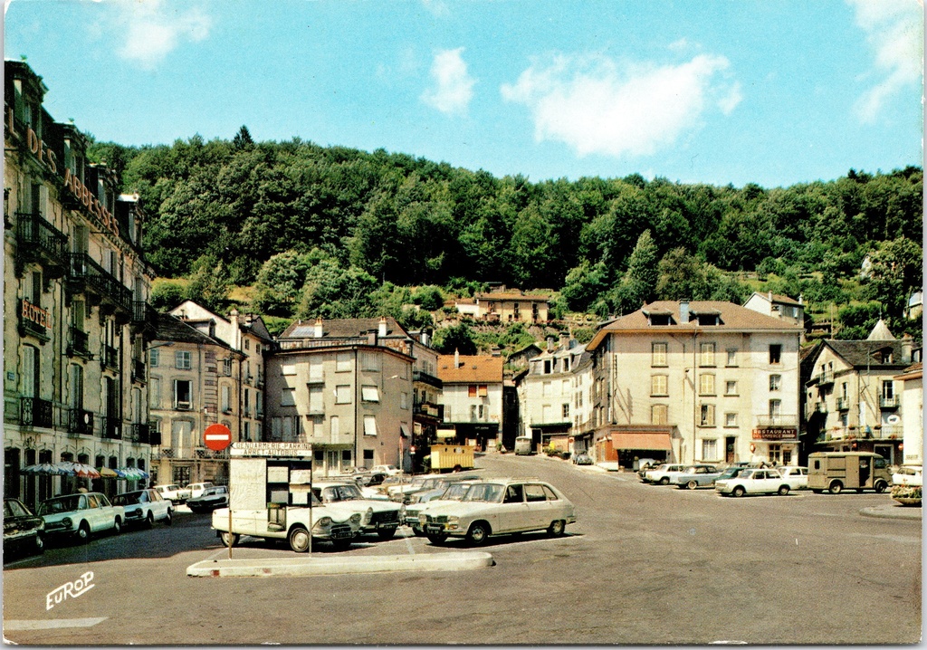[F1817] Plombières-les-Bains - "Place de l'Eglise" - Kerkplein met Hotel des Abbesses en vintage auto's