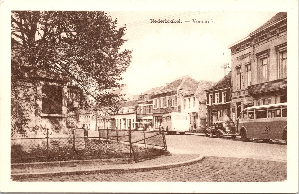 Brakel - "Nederbrakel. — Veemarkt" - Veemarktplein met oorlogsmonument en bus