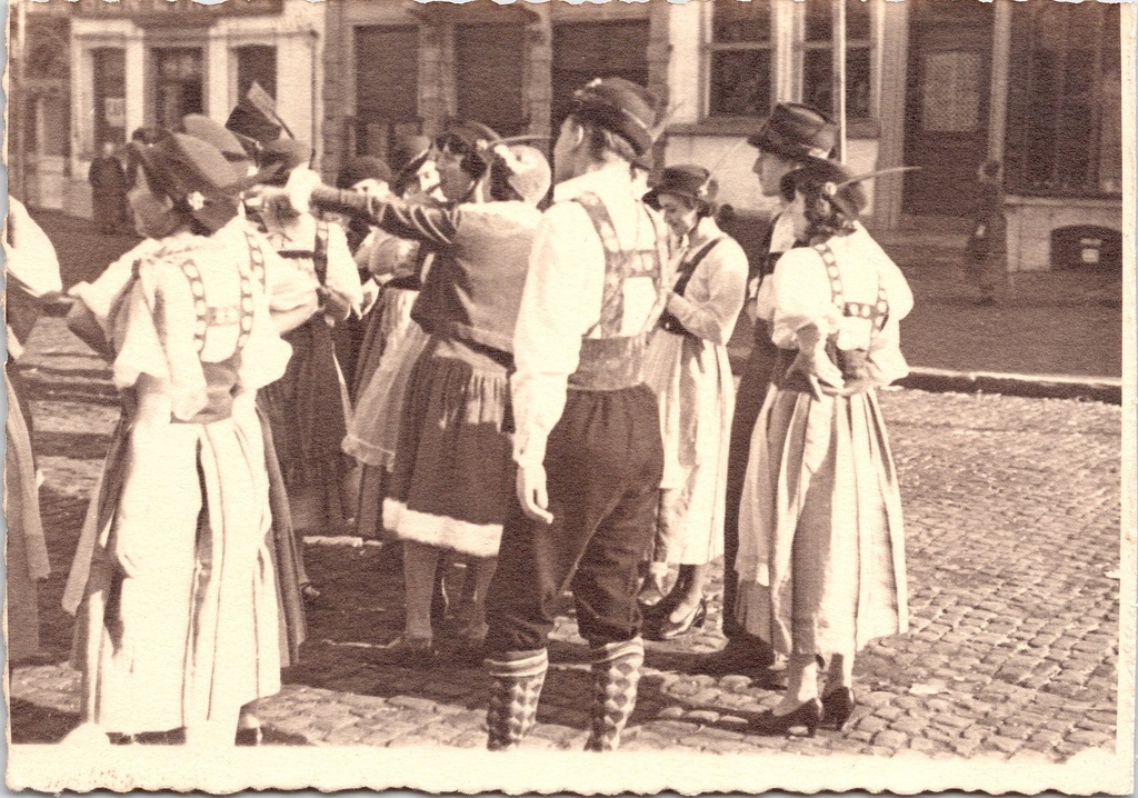 Onbekend - "Tyrolienl" - Carnaval 1934 groep in Tiroolse kostuums op kasseien