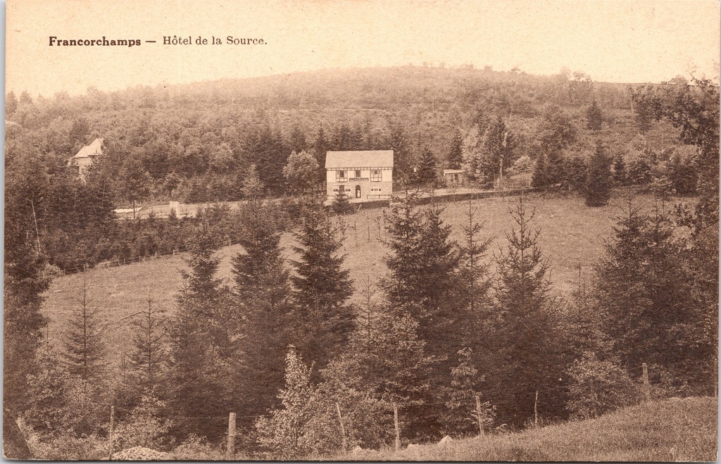 Stavelot - "Hôtel de la Source" - Panoramisch zicht op het hotel in bosrijke vallei