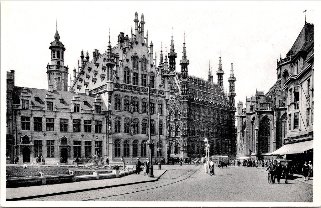 Leuven - "Banque Nationale, Hôtel de Ville et Place Foch" - Nationale Bank, Stadhuis en Fochplaats