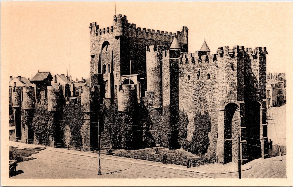 Gent - "'s-Gravensteen" - Gravensteen kasteel gezien vanaf het Sint-Pharaïldeplein