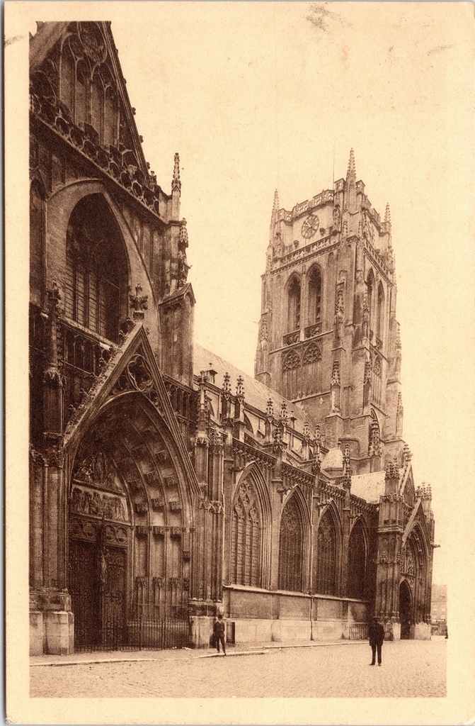 Tongeren - "Basiliek O.L.Vr. / Basilique N.D." - Onze-Lieve-Vrouwebasiliek, luchtperspectief met flying buttresses