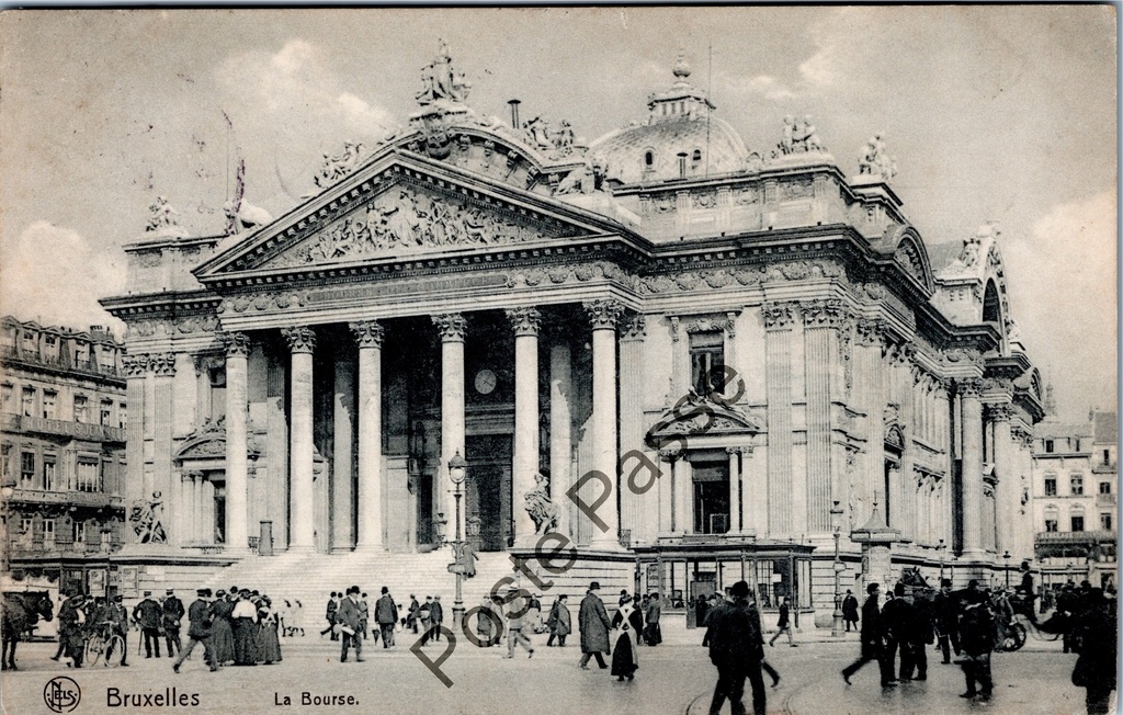 [Brussel0632] Brussel - "La Bourse" - Beursgebouw met druk plein